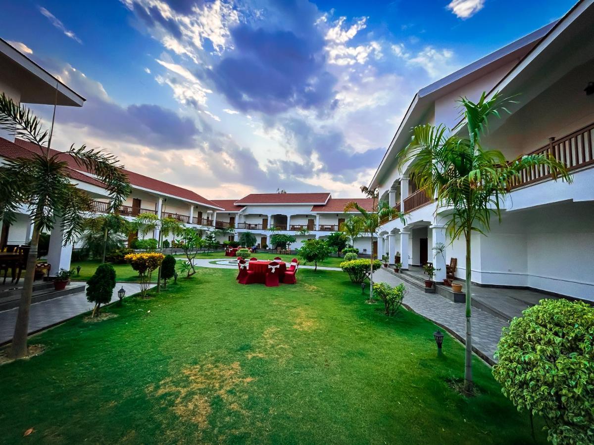 Hotel Earth Light Sauraha Chitwan Exterior foto