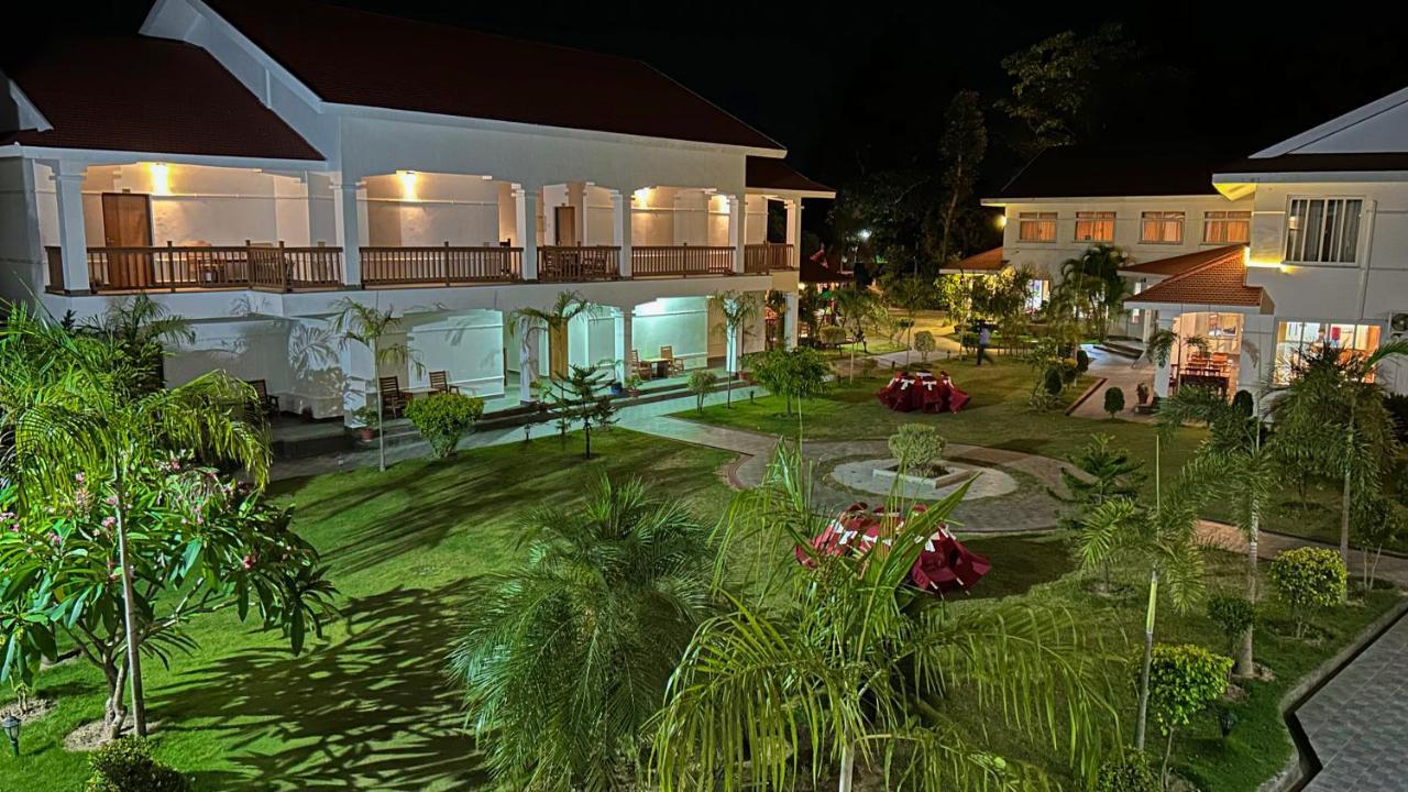 Hotel Earth Light Sauraha Chitwan Exterior foto