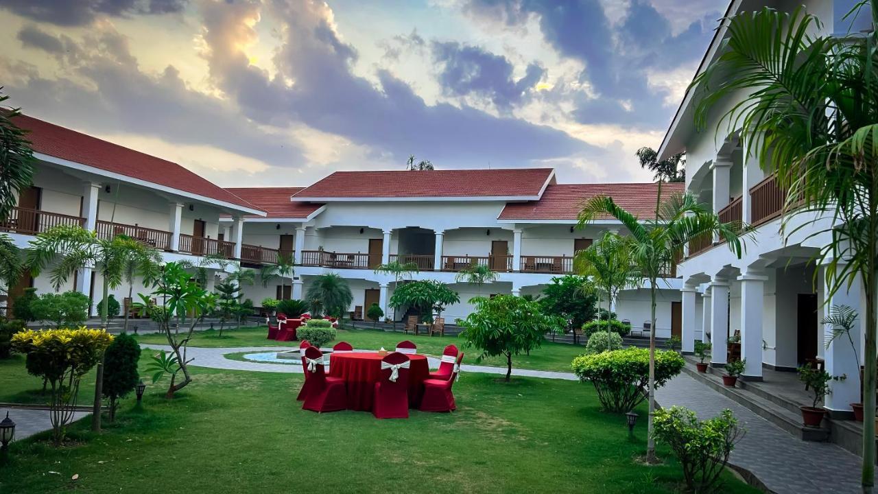 Hotel Earth Light Sauraha Chitwan Exterior foto