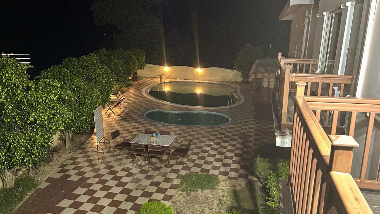 Hotel Earth Light Sauraha Chitwan Exterior foto