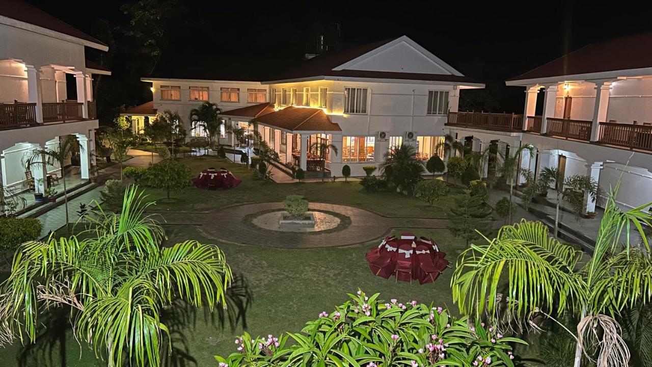 Hotel Earth Light Sauraha Chitwan Exterior foto